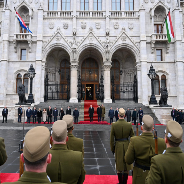 Nakon svečanog dočeka upriličenog na Trgu Kossuth, predsjednik Milanović i predsjednik Sulyok održali su sastanak u Uredu mađarskog predsjednika, nakon kojeg je uslijedio bilateralni sastanak izaslanstava Republike Hrvatske i Mađarske