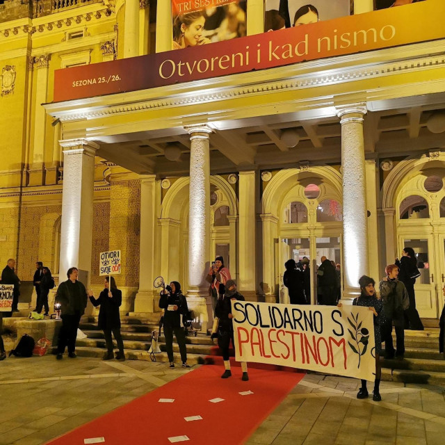 Prosvjed ispred HNK u Rijeci