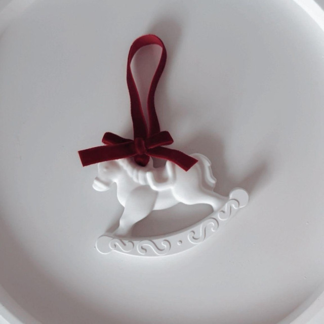 Velvet Carousel – gipsani konjić s pliš trakom