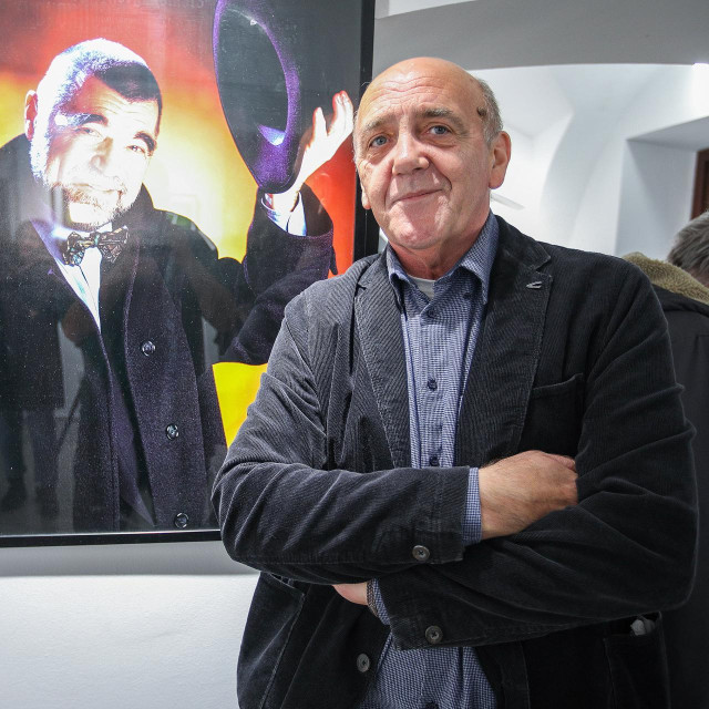 Tomislav Čuveljak ispred svog portreta Stipe Mesića