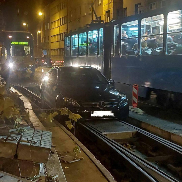 Automobil zapeo na tračnicama u Ulici Republike Austrije