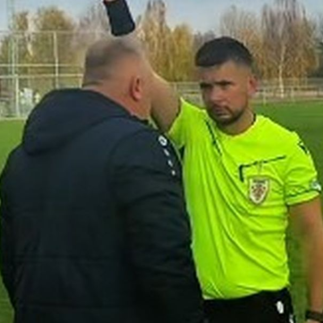 Trener Dejan Zrinski u raspravi sa sucem