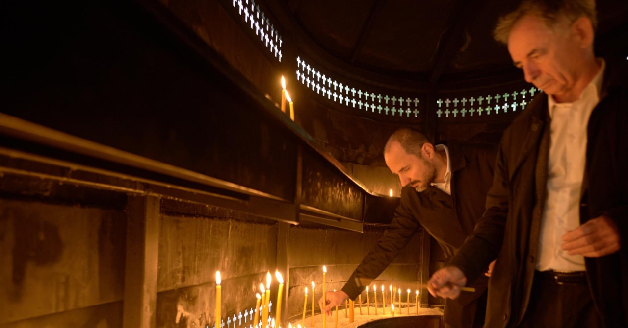 Milorad Pupovac s kolegama iz SNS-a i Prosvjete zapalio svijeće u počast žrtvama Vukovara i Škabrnje