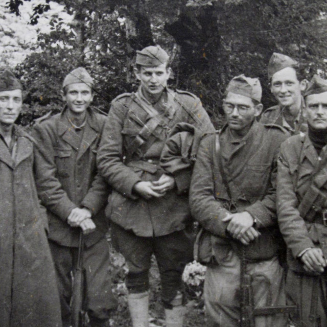 Otok Vis,1943. Prvi partizani - fotoreporteri Slobodne Dalmacije snimljeni na Visu. Na fotografiji se nalaze Jure Ruljančić, Slavko Zalar, Drago Kohn, Zivko Gattin i Klišmanić. Vođe dalmatinskih antifašista - partizana odlučile su početkom lipnja 1943. godine osnovati jedan središnji list za čitavu Dalmaciju preko čijih će se stranica upravljati nabujalim narodnim pokretom i otporu fašizmu i nacizmu. Time je bila začeta ideja današnje Slobodne Dalmacije.