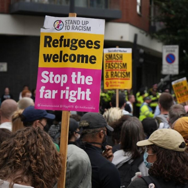Suprotstavljene skupine okupile su se ispred hotela u Londonu, usred rastućih napetosti oko vladinih politika smještaja za tražitelje azila