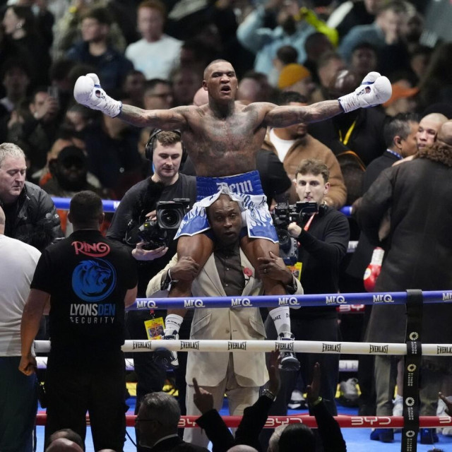 Conor Benn slavi pobjedu nad Chrisom Eubankom Jr.-om. 