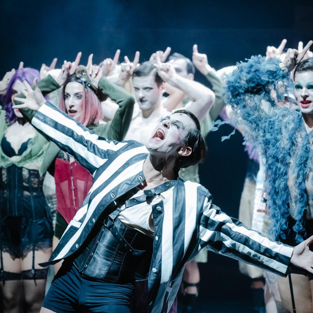 Najtežu i najsloženiju ulogu ”Cabareta”, lik Emceeja, izvanredno plastično daje mladi Fabijan Komljenović