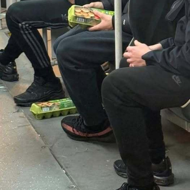 Mladići s jajima u tramvaju