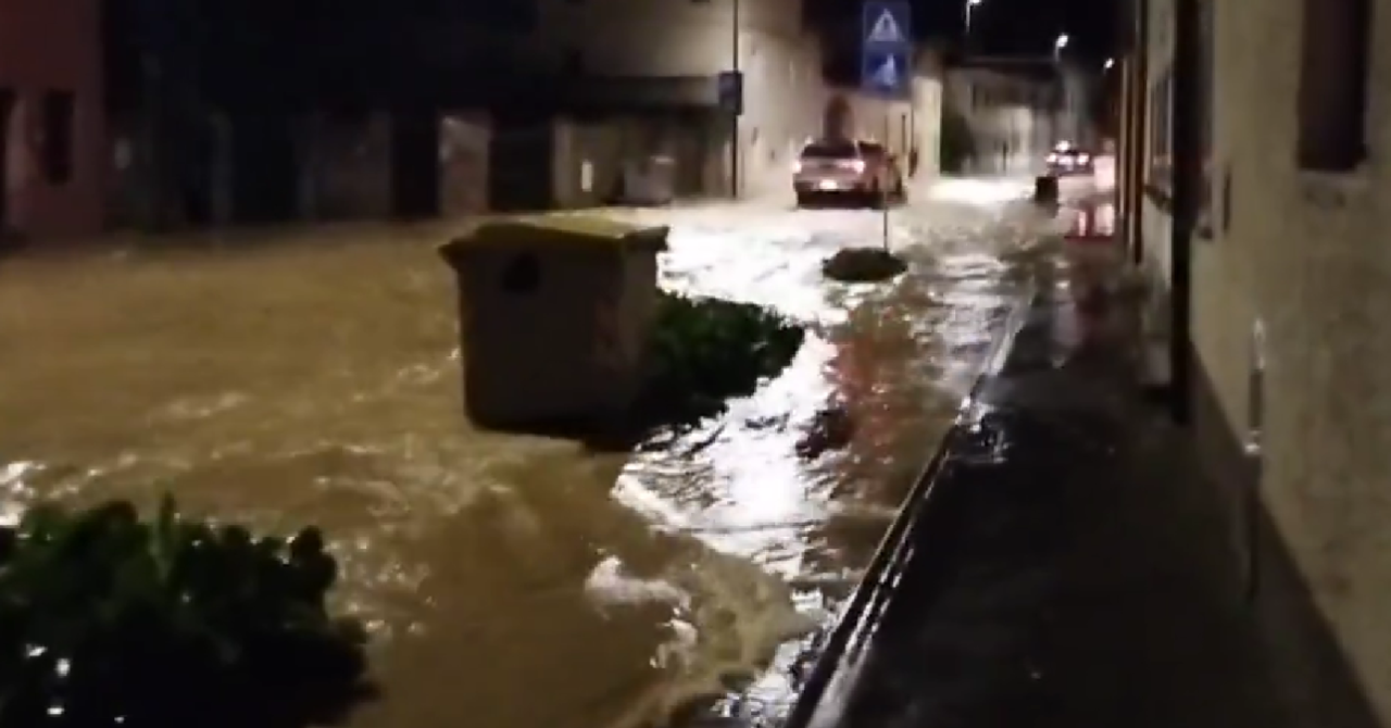VIDEO Veliko nevrijeme u susjedstvu, ljudi na krovovima čekaju evakuaciju: ‘Nažalost, neki se još vode kao nestali‘