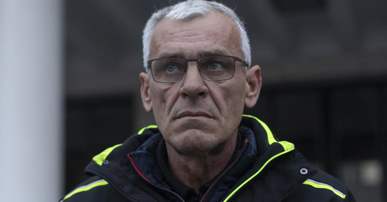 Štrajkašu glađu u Novom Sadu pozlilo, zastupnik se vezao za autobus