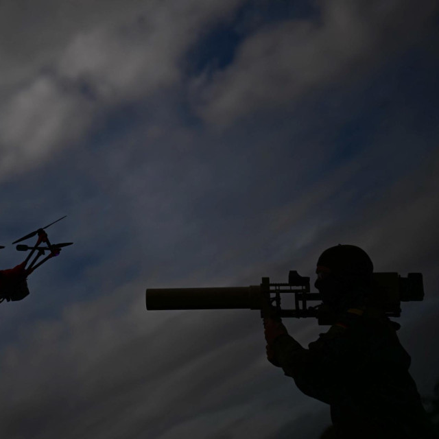 Vojnik njemačkih oružanih snaga, Bundeswehra, demonstrira korištenje ručnog uređaja za ometanje dronova HP 47 tijekom vježbe obrane od dronova, koja je dio vojne vježbe Red Storm Bravo u Hamburgu, na sjeveru Njemačke, 26. rujna 2025.