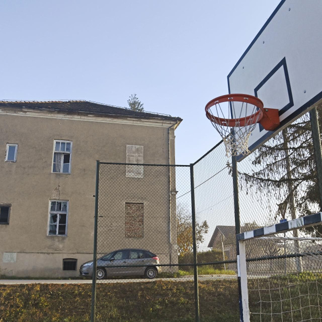 Srušena škola u Donjem Dragonošcu