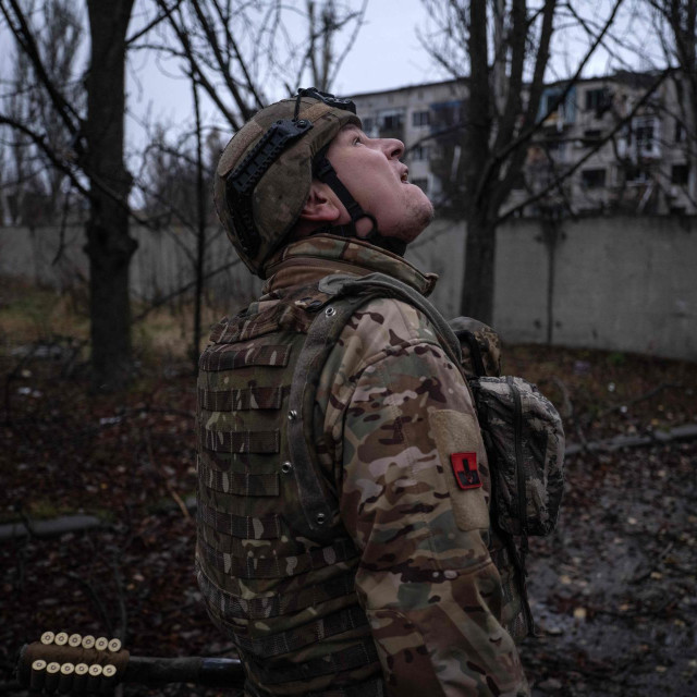 Ukrajinski vojnik na nebu traži dronove