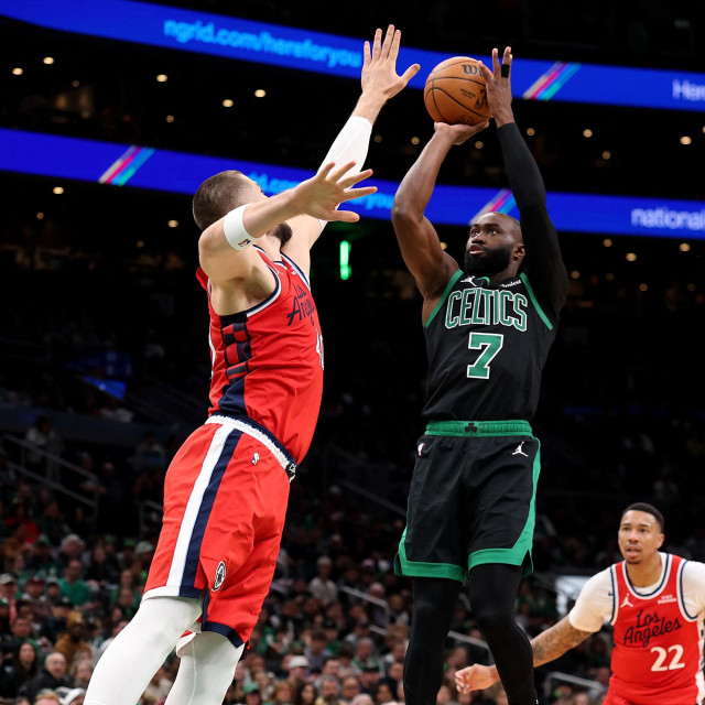 Jaylen Brown (Boston Celtics) i Ivica Zubac (LA Clippers)