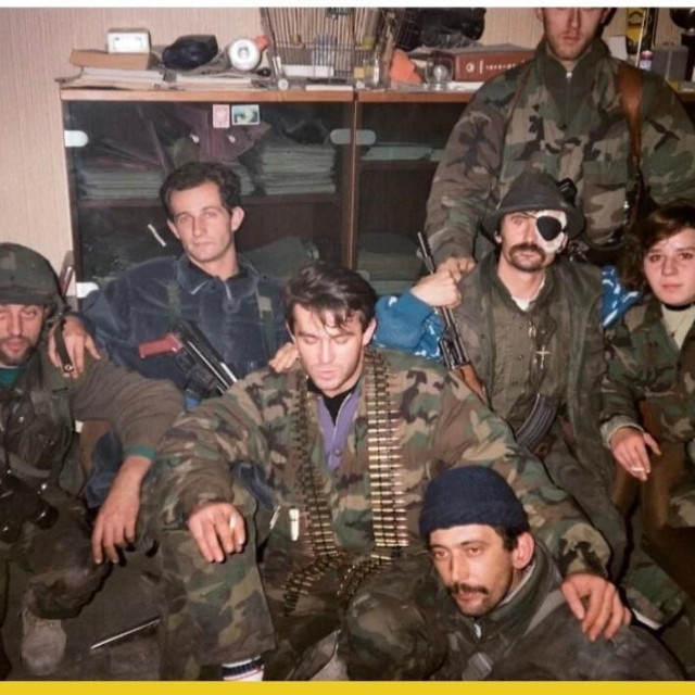 Skupina vukovarskih branitelja s Ivicom Arbanasom uoči kretanja u proboj u noći s 16. na 17. studenog 1991.