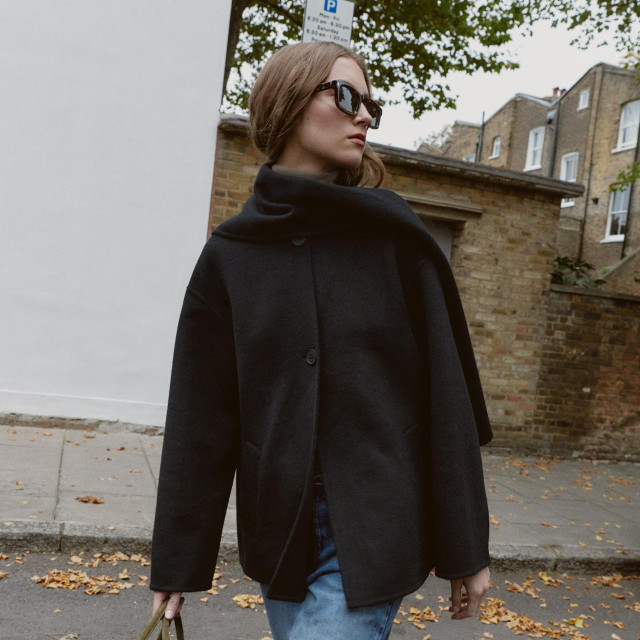 Kratki kaput s vunenim šalom - 69,95 eura