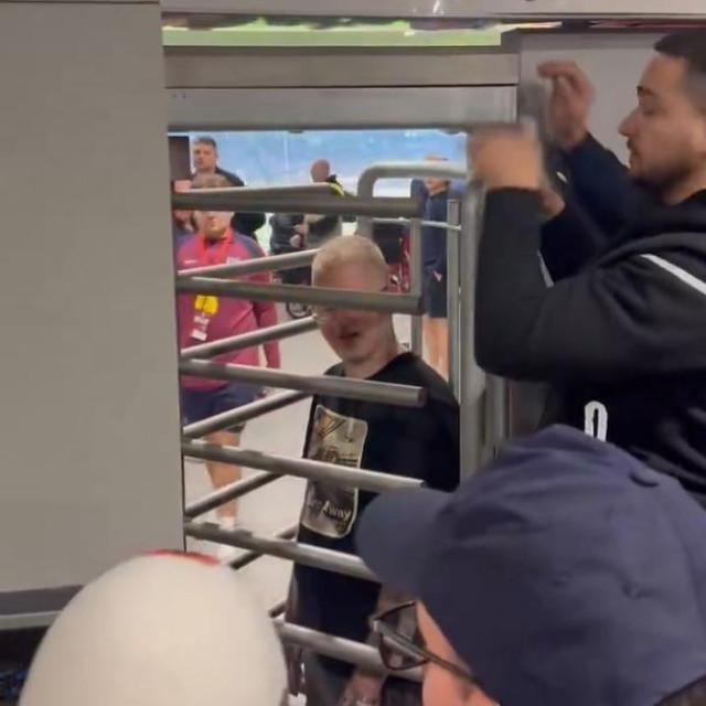 Engleski navijač zapeo u Albaniji na stadionu