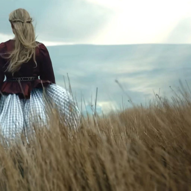 Margot Robbie također nosi dugu raspuštenu kosu, gotovo pa nemarno