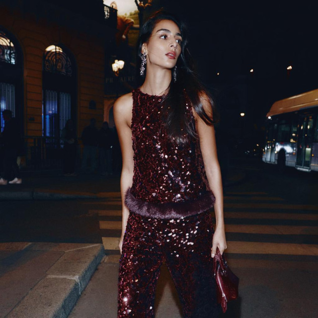 Top s našivenim šljokicama i donjim rubom od umjetnog krzna - - 27,95 eura; Barrel hlače sa našivenim šljokicama - 39,95 eura