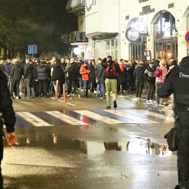 Navijači ispred Welder Puba, okpljanje uoči utakmice