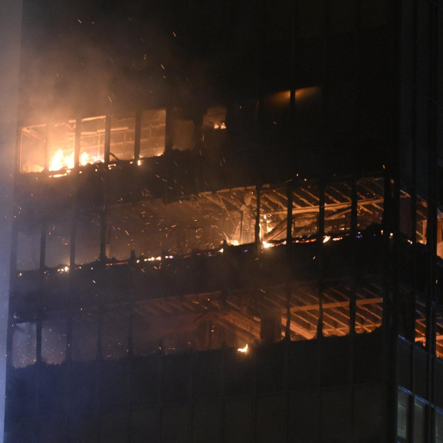 Neboder Vjesnika u plamenu