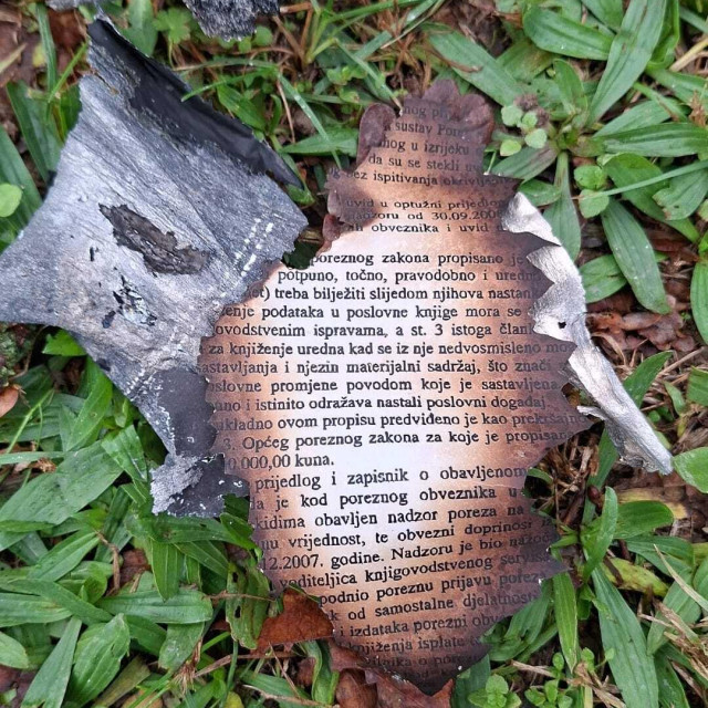 Izgoreni list papira snimljen ispred nebodera