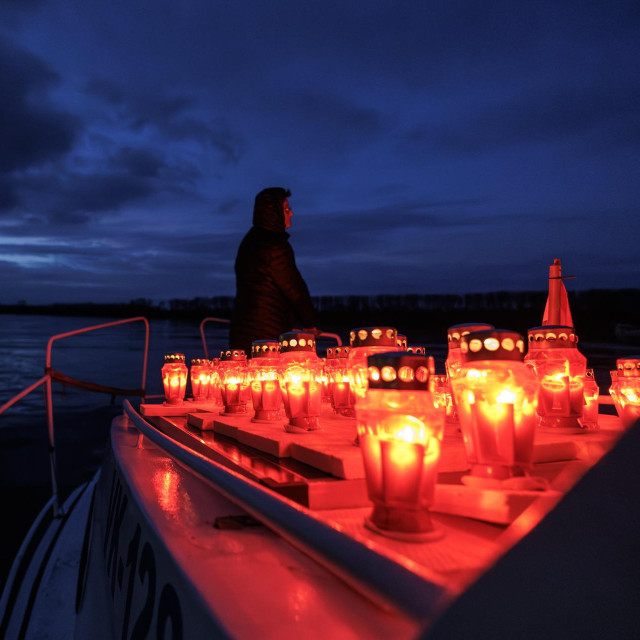 Puštanje svjetiljki Dunavom u spomen na ubijene i nestale branitelje Vukovara