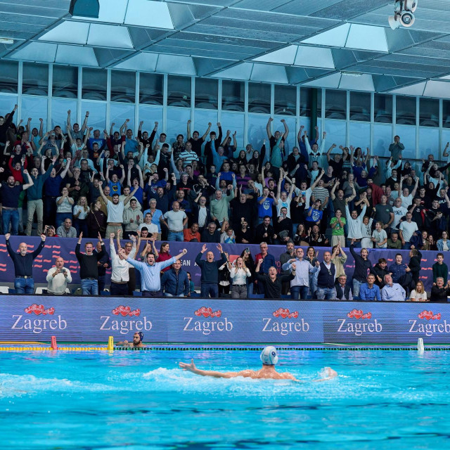 Ivan Nagaev slavi uz pune tribine nakon gola za pobjedu, Mladost - Olympiacos 14:13