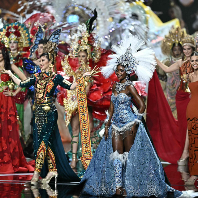 Miss Angola, Maria Da Cunha (sprijeda desno), izlazi na pozornicu s ostalim natjecateljicama tijekom predstavljanja nacionalnih kostima na izboru za Miss Universe 2025 u Nonthaburiju, sjeverno od Bangkoka