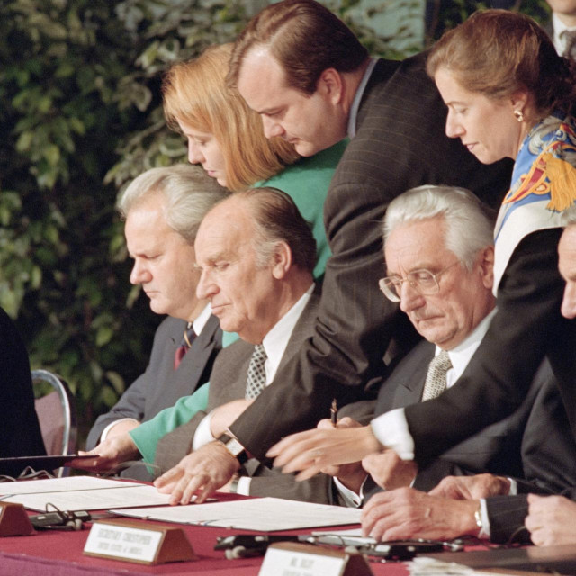 Slobodan Milošević, Alija Izetbegović i Franjo Tuđman potpisuju Daytonski sporazum