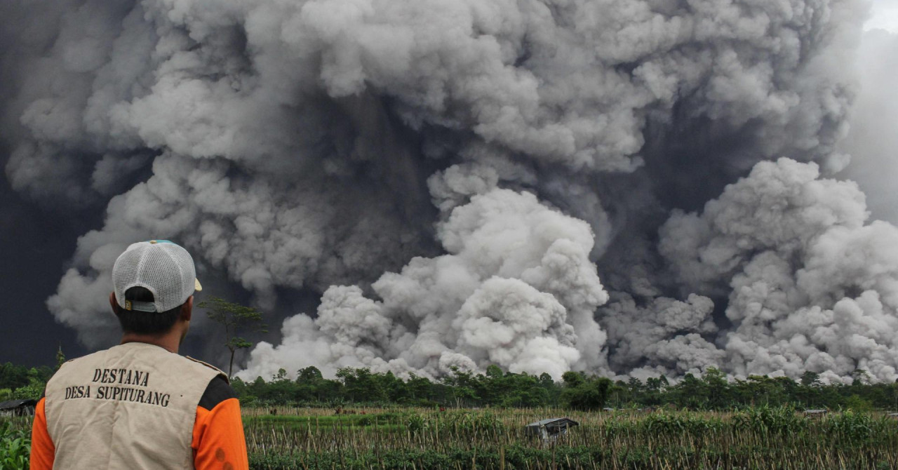 Nakon erupcije vulkana u Indoneziji evakuirano više od 900 osoba