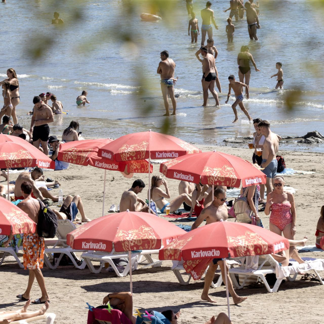 Vrijedi li zbog toga napuštati grad u kojemu sam rođen, ali koji nikad nisam naučio voljeti kako ga vole oduševljeni pjevači popularnih pjesama napisanih u njegovu slavu, a takvih, i pjevača i pjesama, ima koliko i zrnca pijeska na Bačvicama?