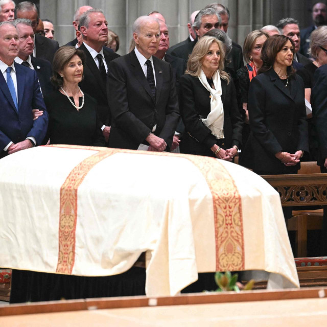 George W. Bush, Laura Bush, Joe Biden, Jill Biden, Kamala Harris, Mike Pence i Karen Pence na sprovodu