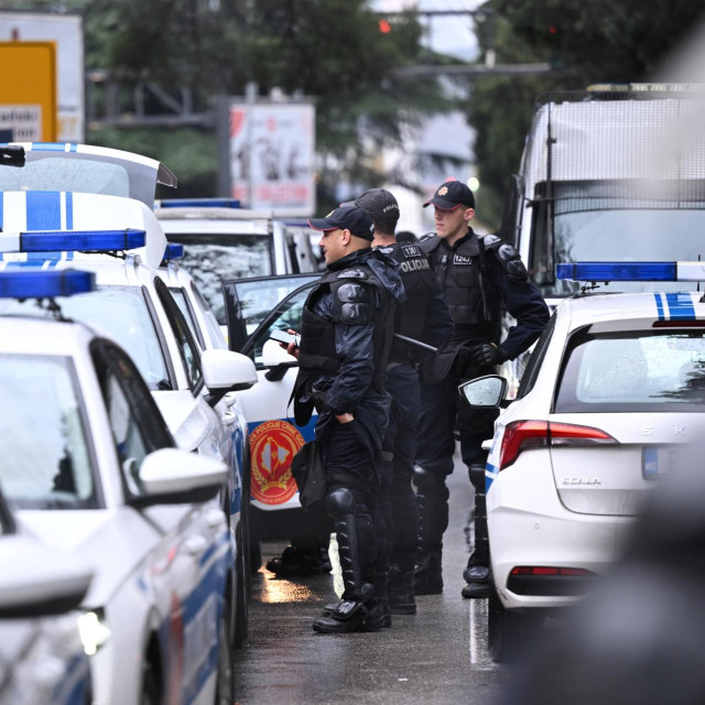 Iz policijskih i obavještajnih krugova doznajemo da ‘sigurnosno zanimljive‘ osobe bliske crnogorskoj mafiji u Hrvatskoj nastoje ne iskakati nikakvim sumnjivim ponašanjem. Zadržavaju se kratko i vjerojatno znaju da su pod prismotrom
