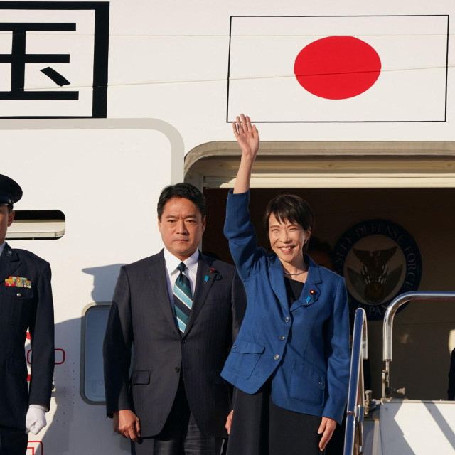 Sanae Takaichi (desno)