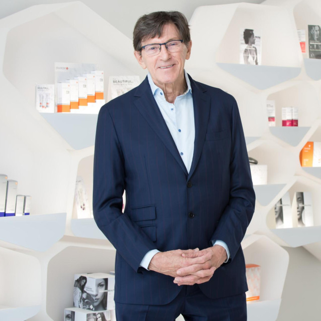 Dr. Desmond Fernandes, u svijetu estetike jednostavno ”Dr. Des”, nedavno je stigao u Zagreb, gdje je održao predavanje o važnosti vitamina A u kozmetici