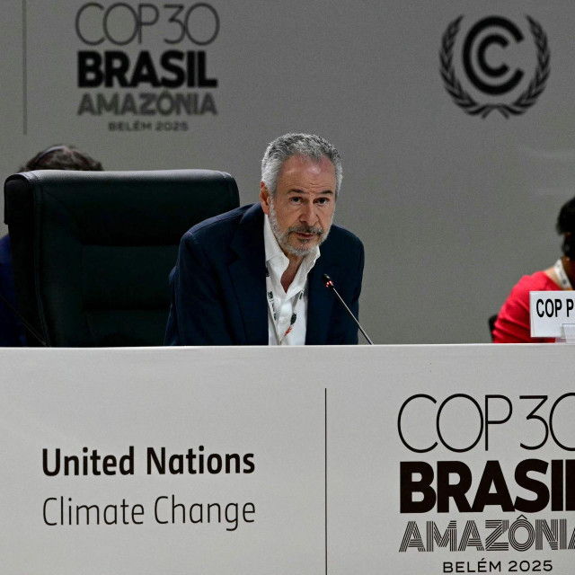 Unatoč više od 19 sati produženih pregovora, vlade zastupljene na COP30 nisu se uspjele dogovoriti o obvezujućem planu za postupno ukidanje nafte, ugljena i plina nakon dva tjedna razgovora; na fotografiji: predsjednik COP30 Andre Correa do Lago