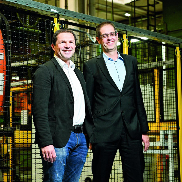 Pun kontejner naših proizvoda od luke Kopar do Koreje stoji oko 500 dolara. To je usporedivo s kamionskim prijevozom do Sarajeva, a trošak kontejnerskog transporta možda je i manji, kažu u Kovinoplastici Lož

Na fotografiji: Tomaz Peričić, Edo Rožman