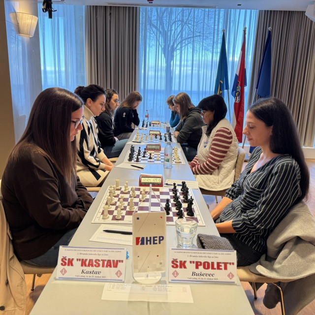 Poletne šahistice iz Buševca vode na Lošinju