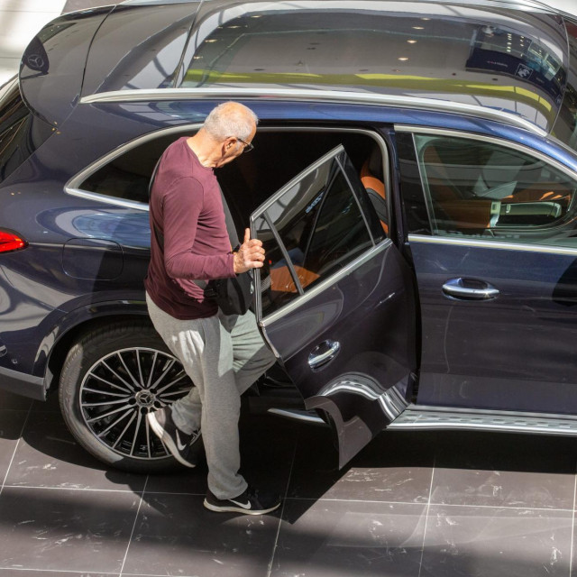 Salon auta, ilustracija