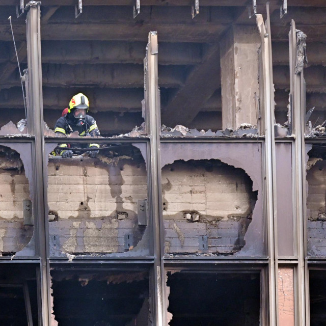 Vatrogasac u izgorjelom Vjesnikovom neboderu