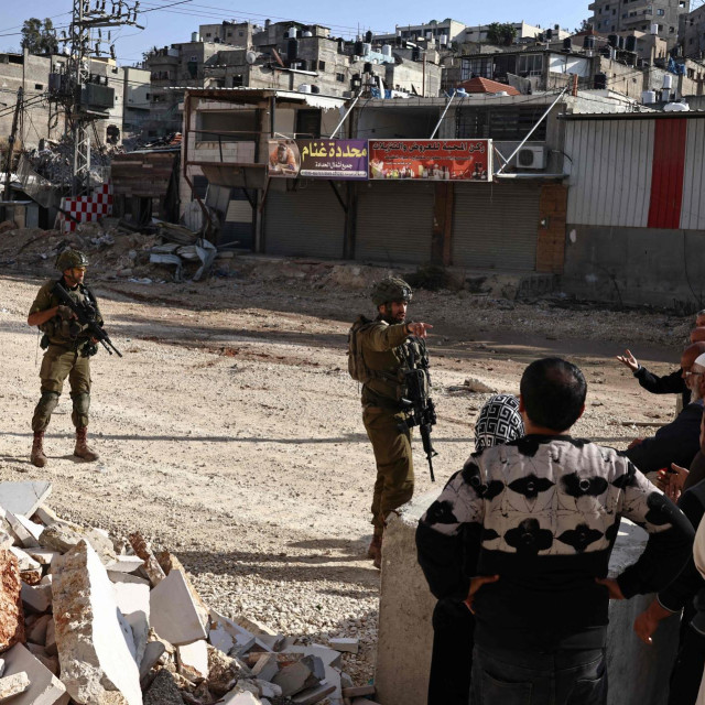 Stanovnici izbjegličkog kampa Nur Shams svađaju se s izraelskim vojnicima
