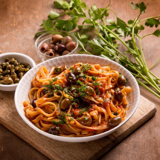 puttanesca spaghetti traditional italian recipe