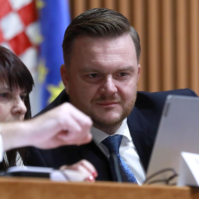 Prilikom predstavljanja proračuna za 2026. godinu ministar financija Marko Primorac imao je potrebu dometnuti kako mu je teško zadržati ljude jer im Grad nudi veće plaće