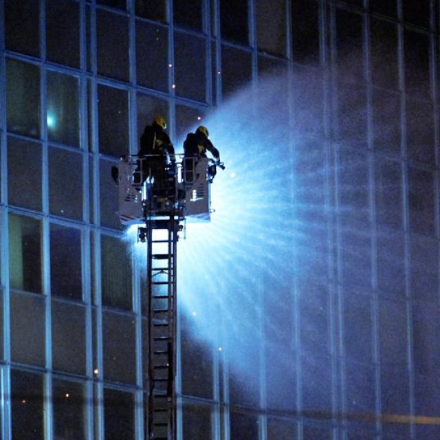 Vatrogasci gase požar u Vjesniku; prizor koji su snimili u zgradi