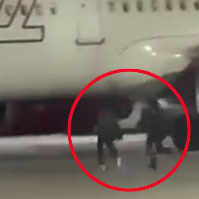 Rumunji trče za avionom