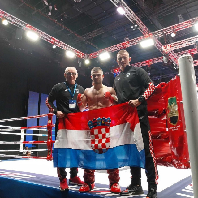 Niko Bilandžić s trenerima Tomislavom Bilandžićem i Draganom Franjkovićem, kickboxing