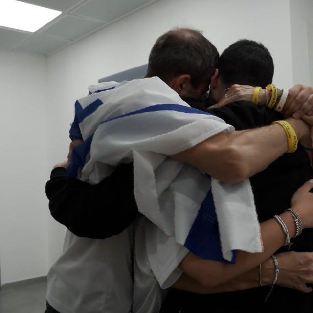 Guy Guy Gilboa Dalal u zagrljaju s obitelji