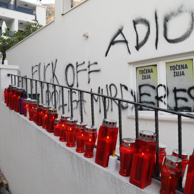 Paljenje svijeća u blizini kuće preminulog Nikše Šodana 