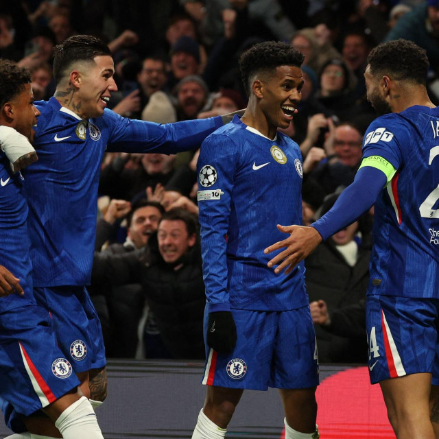 Estevao sa suigračima slavi pogodak protiv Barcelone